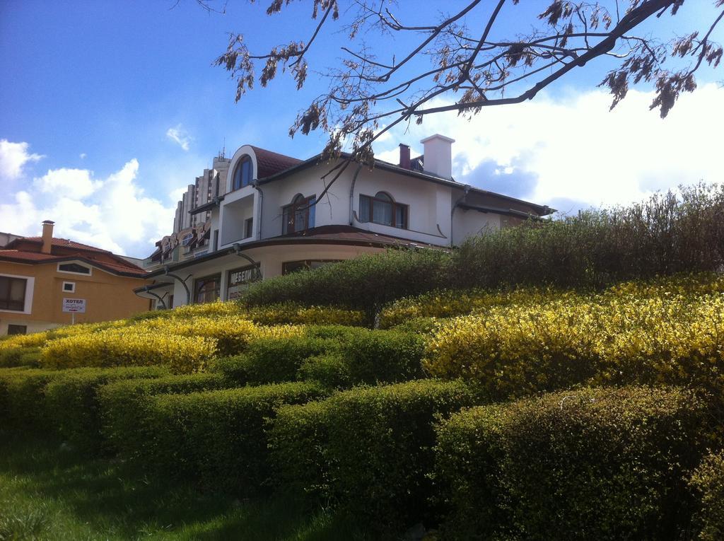 Hotel Gabrisa Razgrad Bagian luar foto